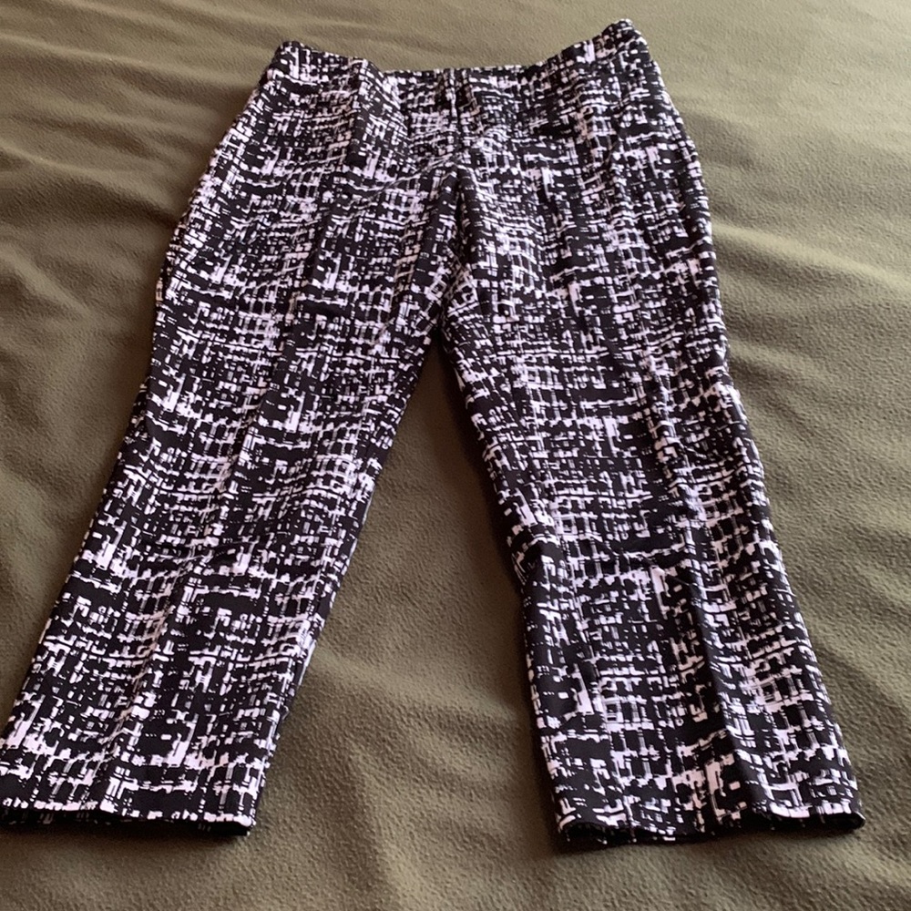Apt.9 black and white capri pants. Size 6. Front fasten. Waist approx 31”